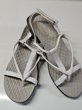 Privo Clarks  White Women's T-Strap Sandals - Comfortable Everyday Style Size 9
